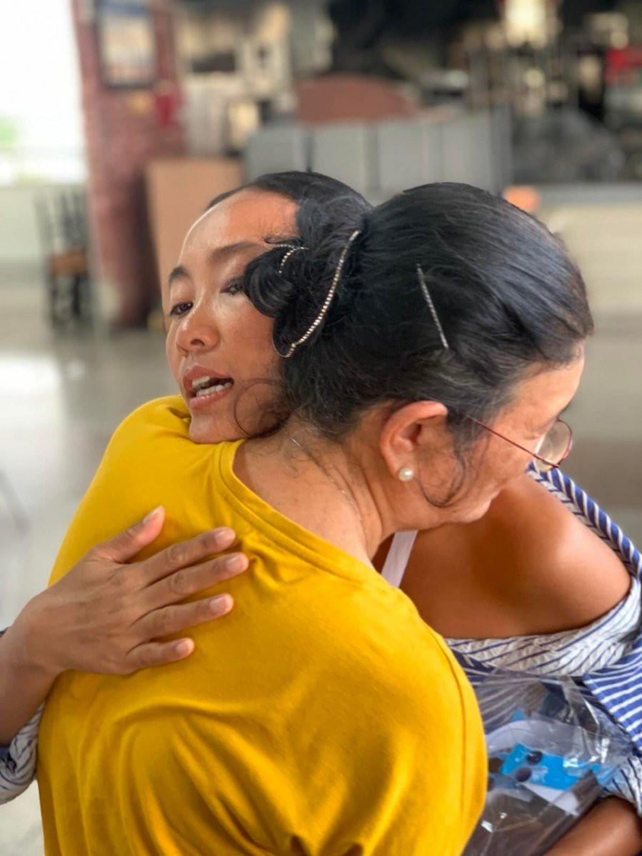 Doan Trang va con gai bat khoc nuc no khi chia tay gia dinh ve Singapore-Hinh-3