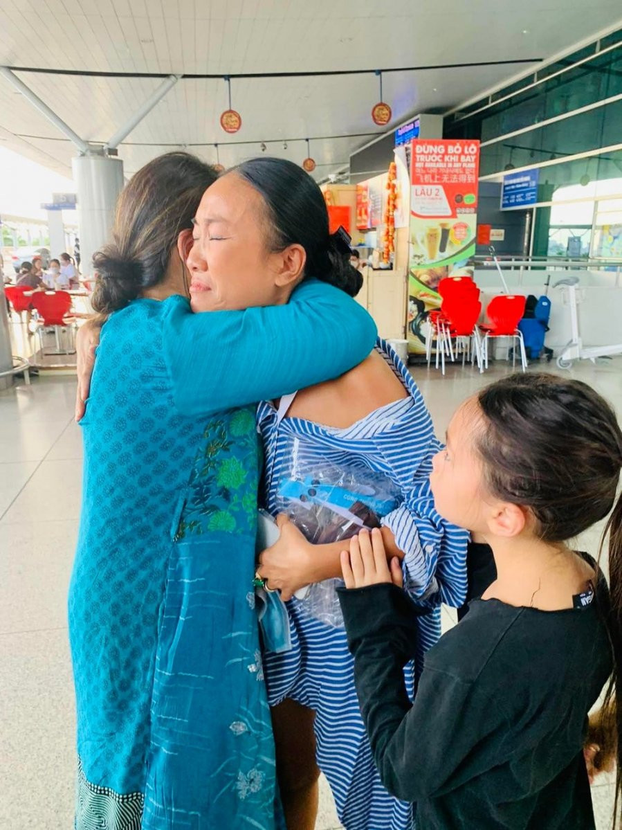 Doan Trang va con gai bat khoc nuc no khi chia tay gia dinh ve Singapore-Hinh-2