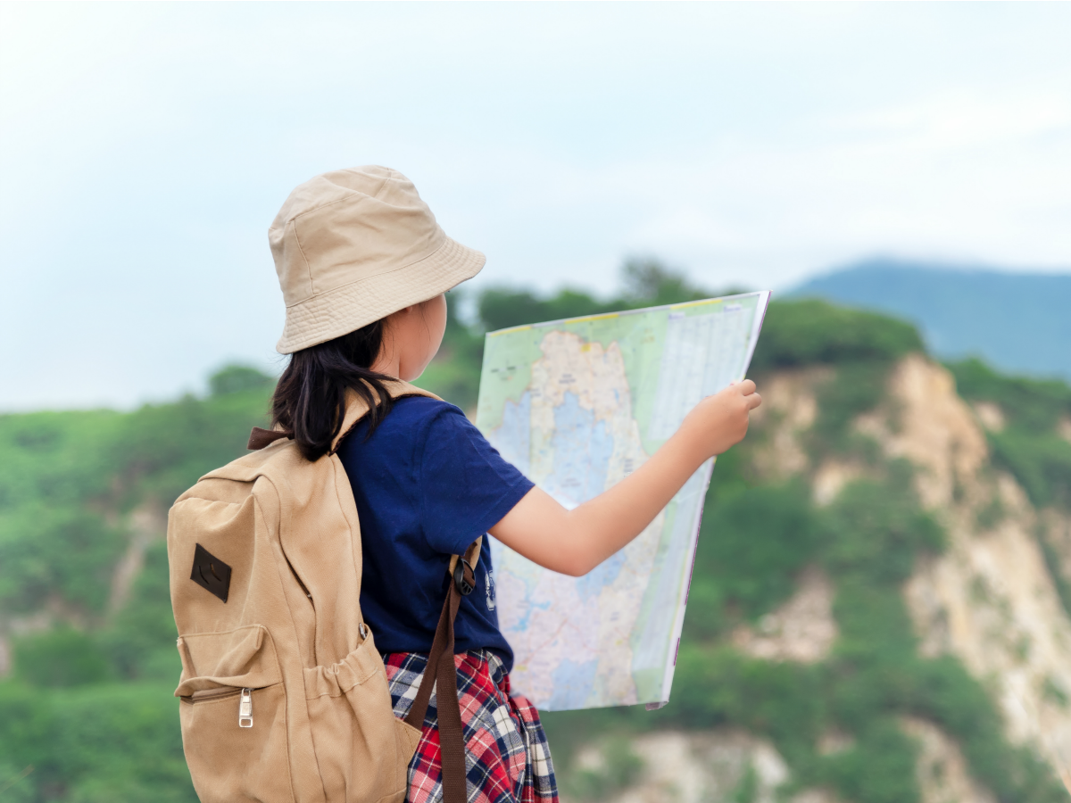 Nắm bắt phương hướng: Kỹ năng này rất quan trọng, kể cả khi trong thời đại công nghệ, ứng dụng bản đồ có trên điện thoại hướng dẫn đường đi rất chi tiết. Để dạy con nắm bắt phương hướng, phụ huynh có thể cho con chơi trò truy tìm kho báu, tìm hiểu địa lý, nhờ con dẫn đường ở sở thú, bảo tàng. Ảnh: Letgrow.