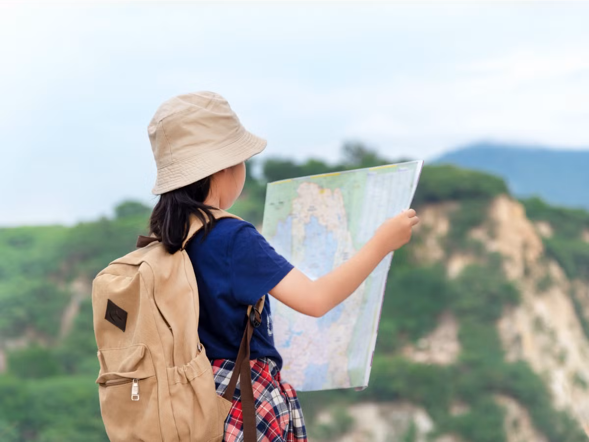 Nắm bắt phương hướng: Kỹ năng này rất quan trọng, kể cả khi trong thời đại công nghệ, ứng dụng bản đồ có trên điện thoại hướng dẫn đường đi rất chi tiết. Để dạy con nắm bắt phương hướng, phụ huynh có thể cho con chơi trò truy tìm kho báu, tìm hiểu địa lý, nhờ con dẫn đường ở sở thú, bảo tàng. Ảnh: Letgrow.