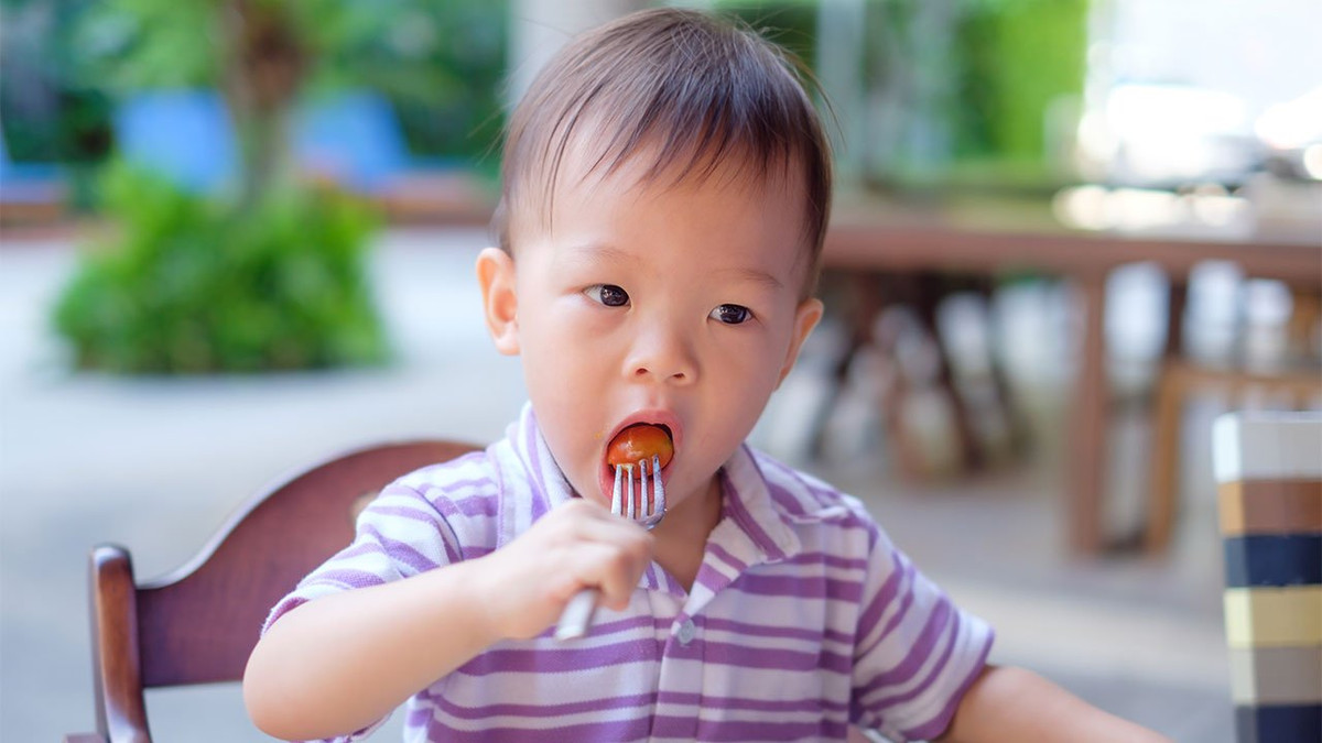 Giúp đỡ người bị ngạt thở: Theo Hiệp hội Tim mạch Mỹ, trẻ 9 tuổi có thể học hô hấp nhân tạo. Vì thế, bố mẹ nên hướng dẫn con cách hỗ trợ khi gặp người bị ngạt thở bằng cách động tác đơn giản, dễ học. Ảnh: Raising Children Network.