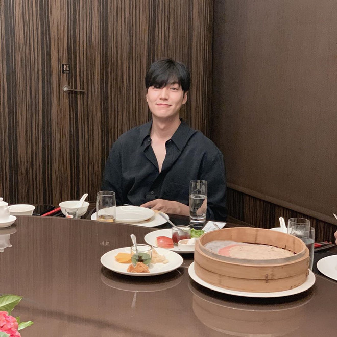 Khoảnh khắc hiếm hoi nam diễn viên Hàn Quốc diện áo sơ mi đi ăn tối. Sở hữu bờ vai rộng, không quá cứng Lee Min Ho hợp với mọi phong cách. Kể cả khi đang diện áo rộng, anh trông vẫn quyến rũ, thanh lịch.@actorleeminho.