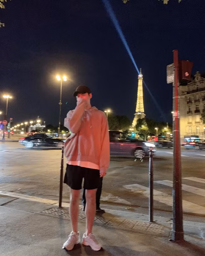 Trong chuyến đi du lịch Pháp, 8X khoe dáng người cao với hoodie của Nike và quần shorts. Anh diện giày thể thao để thuận tiện cho việc đi lại. Nhiều fan nhận xét nam diễn viên dường như bị gầy đi. Ảnh:@actorleeminho.