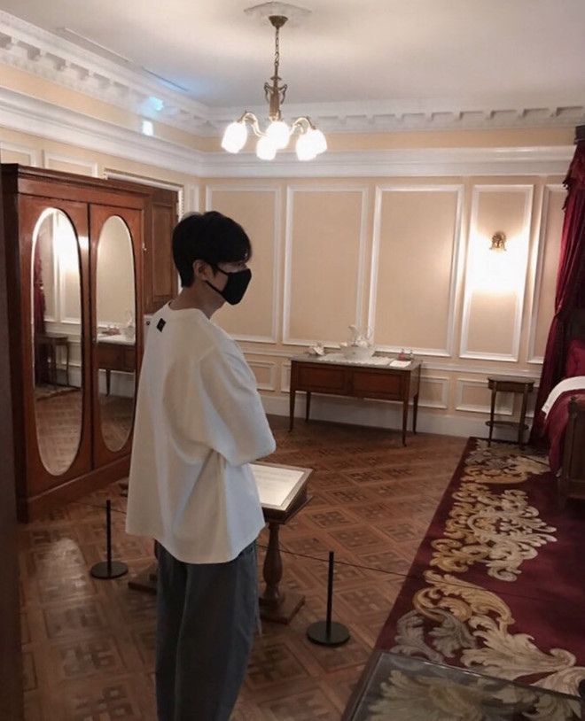 Trong loạt ảnh đăng tải trên trang cá nhân, nam chính phimBOFdiện đồ thoải mái, đôi khi có phần luộm thuộm. Mẫu áo phông trắng dáng rộng được anh phối cùng với quần màu ghi đậm. Ảnh:@actorleeminho.