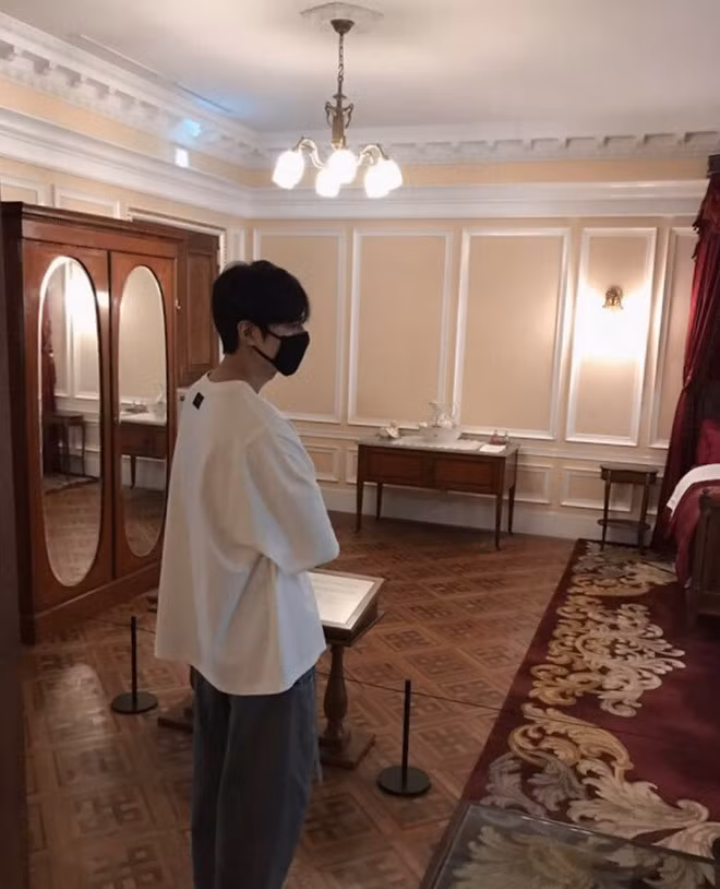 Trong loạt ảnh đăng tải trên trang cá nhân, nam chính phimBOFdiện đồ thoải mái, đôi khi có phần luộm thuộm. Mẫu áo phông trắng dáng rộng được anh phối cùng với quần màu ghi đậm. Ảnh:@actorleeminho.