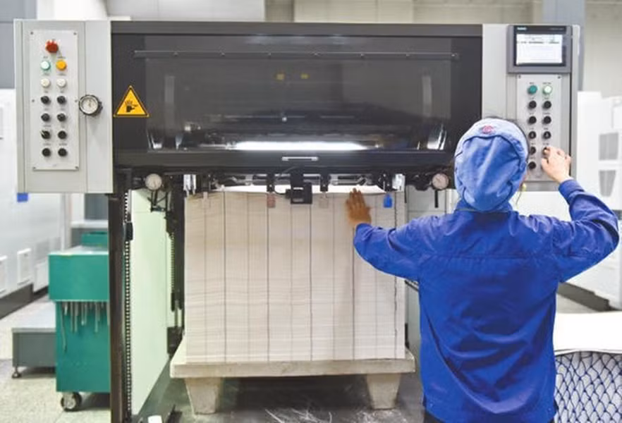 Công đoạn in chìm và in số seri. In chìm là kỹ thuật chống làm tiền giả, tạo độ lồi lõm trên mặt giấy cho tờ tiền thật, có thể cảm nhận bằng tay.