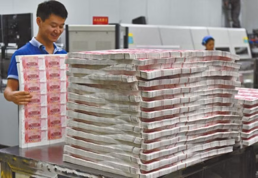 Mỗi tờ giấy lớn có thể cắt được 35 tờ tiền kích thước chuẩn.