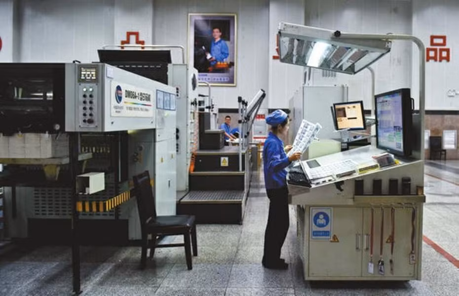 In tiền là quá trình sản xuất đòi hỏi sự tỉ mỉ. Nhiệt độ trong xưởng in luôn được giữ ở mức cố định, đảm bảo trang giấy không bị biến dạng cũng như vị trí hoạ tiết in không bị xô lệch.