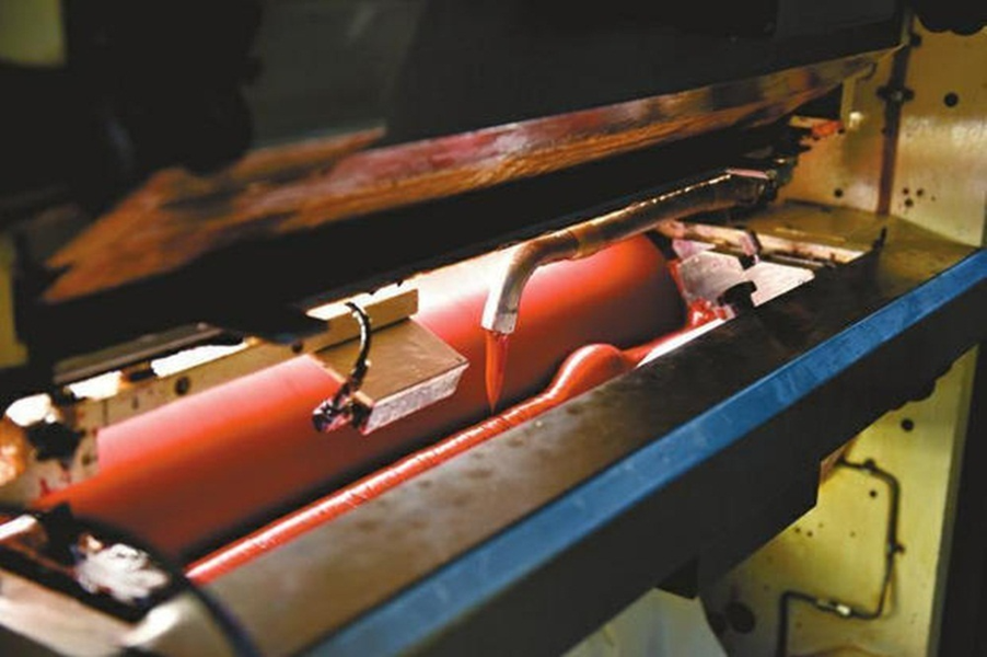 Một cỗ máy đang hoạt động trong nhà máy. Thời gian để sản xuất ra một tờ tiền hoàn chỉnh khoảng một tháng.