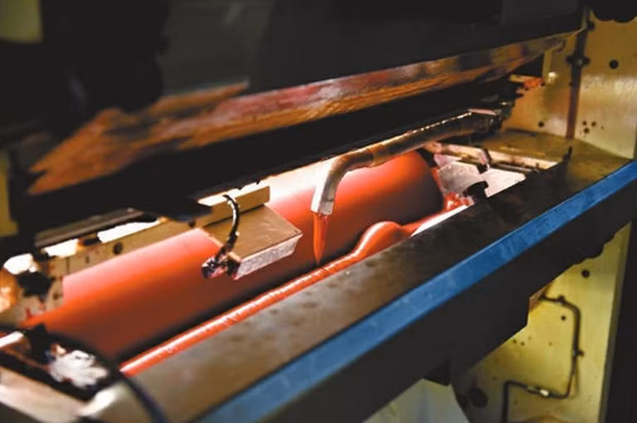 Một cỗ máy đang hoạt động trong nhà máy. Thời gian để sản xuất ra một tờ tiền hoàn chỉnh khoảng một tháng.