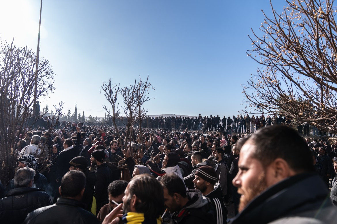 Cảnh người dân Syria chờ đợi tin tức về người thân của họ khi xuất hiện thông tin về một khoang bí mật tại nhà tù Sednaya.