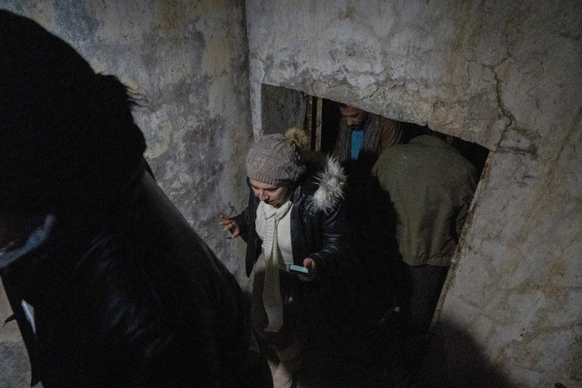 Aida Taha cho biết cô đã "lang thang trên phố như một người điên" để tìm kiếm anh trai mình, người đã bị bắt giữ vào năm 2012. Cô đến Sednaya, nơi cô tin rằng một số tù nhân vẫn còn ở dưới lòng đất. "Nhà tù có ba hoặc bốn tầng hầm. Họ nói rằng cửa không mở được vì họ không có mã thích hợp", Taha nói.