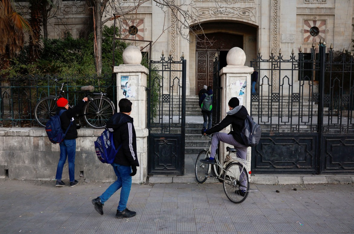 "Em rất vui khi được quay trở lại trường. Khi đi trên phố trước đây, em từng sợ rằng mình sẽ bị bắt đi nghĩa vụ quân sự", sinh viên Salah al-Din Diab chia sẻ.