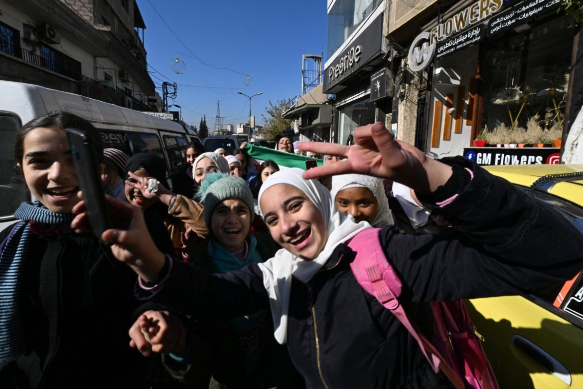  "Mọi thứ đều tốt. Chúng tôi được trang bị đầy đủ. Chúng tôi đã làm việc trong hai, ba ngày để chuẩn bị những thứ cần thiết cho học sinh trở lại an toàn", Raed Nasser, một nhân viên của Trường Jawdat al-Hashemi, cho hay.