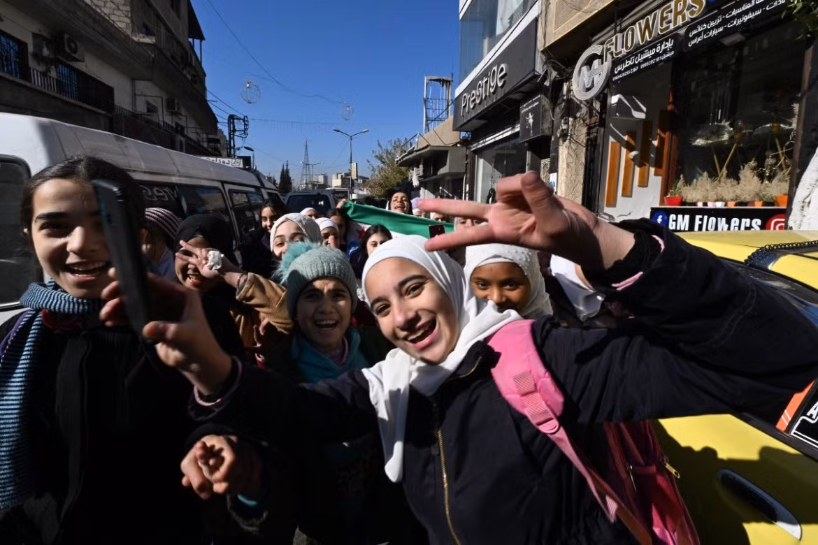  "Mọi thứ đều tốt. Chúng tôi được trang bị đầy đủ. Chúng tôi đã làm việc trong hai, ba ngày để chuẩn bị những thứ cần thiết cho học sinh trở lại an toàn", Raed Nasser, một nhân viên của Trường Jawdat al-Hashemi, cho hay.