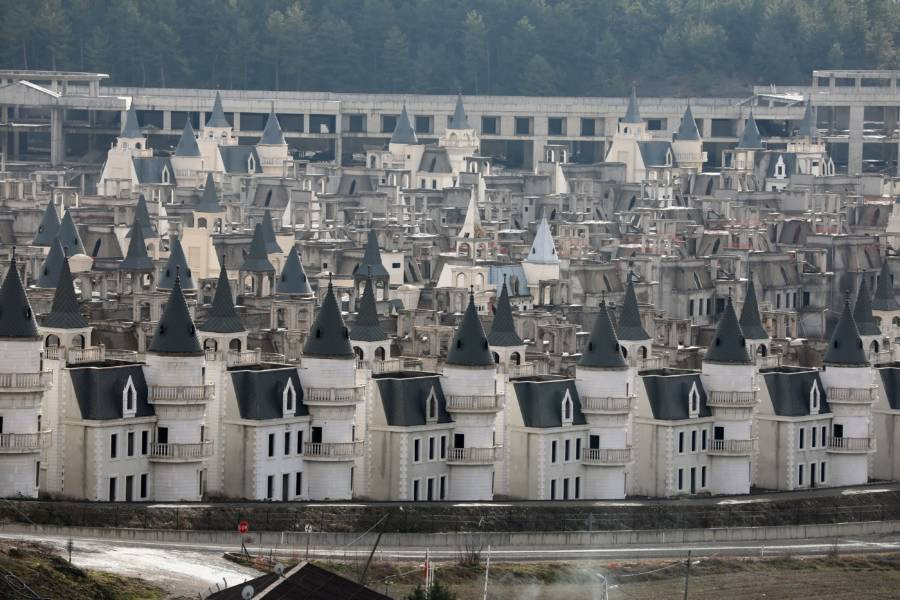 Những tòa nhà được thiết kế giống nhau nhưng không có bóng người nào sống ở đây.