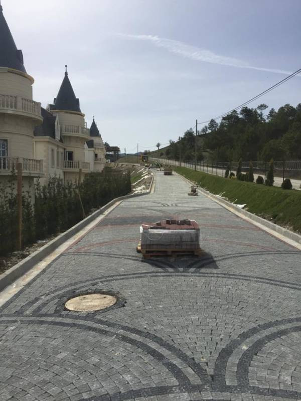 Các nhà phát triển dự định những biệt thự đồng nhất này là nhà nghỉ dưỡng sang trọng dành cho khách du lịch giàu có khi họ bắt đầu xây dựng vào năm 2014. Tuy nhiên, khi công ty phá sản vào năm 2018, các nhà đầu tư đã rút khỏi thỏa thuận khiến việc xây dựng bị hoãn lại.