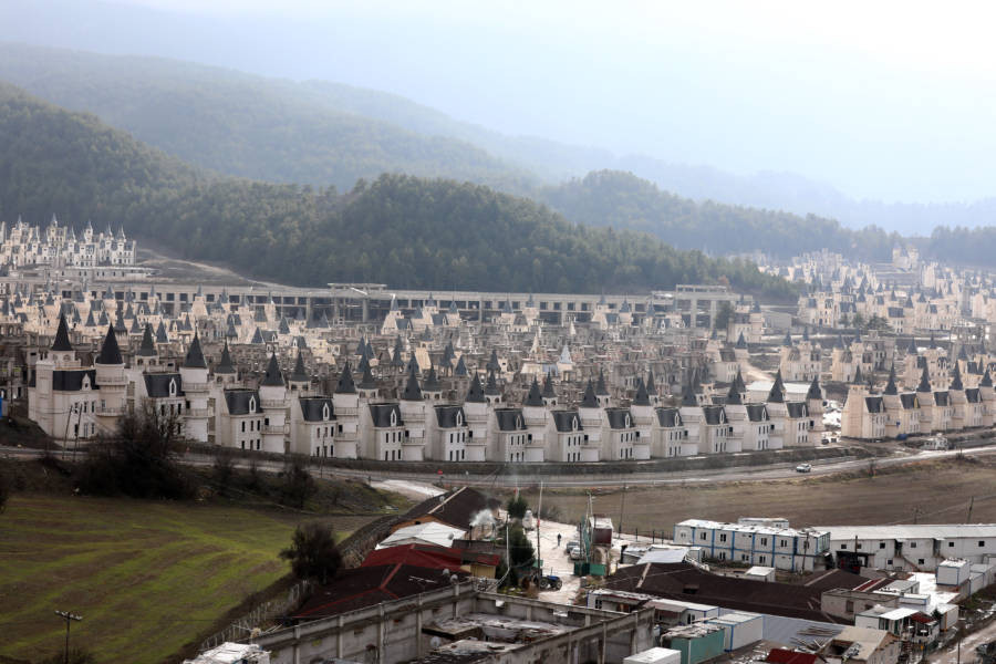 Bên ngoài mỗi tòa nhà theo phong cách lâu đài Pháp này được thiết kế với mặt tiền trang trí công phu, ban công Juliet và tháp tròn.