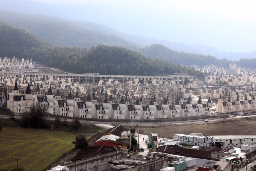 Bên ngoài mỗi tòa nhà theo phong cách lâu đài Pháp này được thiết kế với mặt tiền trang trí công phu, ban công Juliet và tháp tròn.