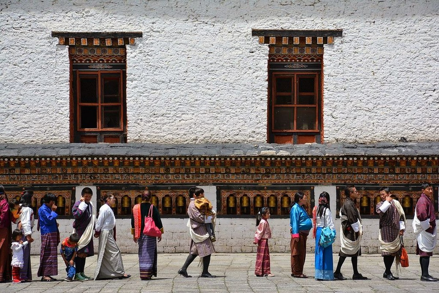 Điều khiến Bhutan trở nên khác biệt so với các quốc gia khác là quốc gia này không có các tòa nhà cao ốc, khu thương mại sầm uất, đèn tín hiệu giao thông hay những đại lộ có nhiều làn xe.
