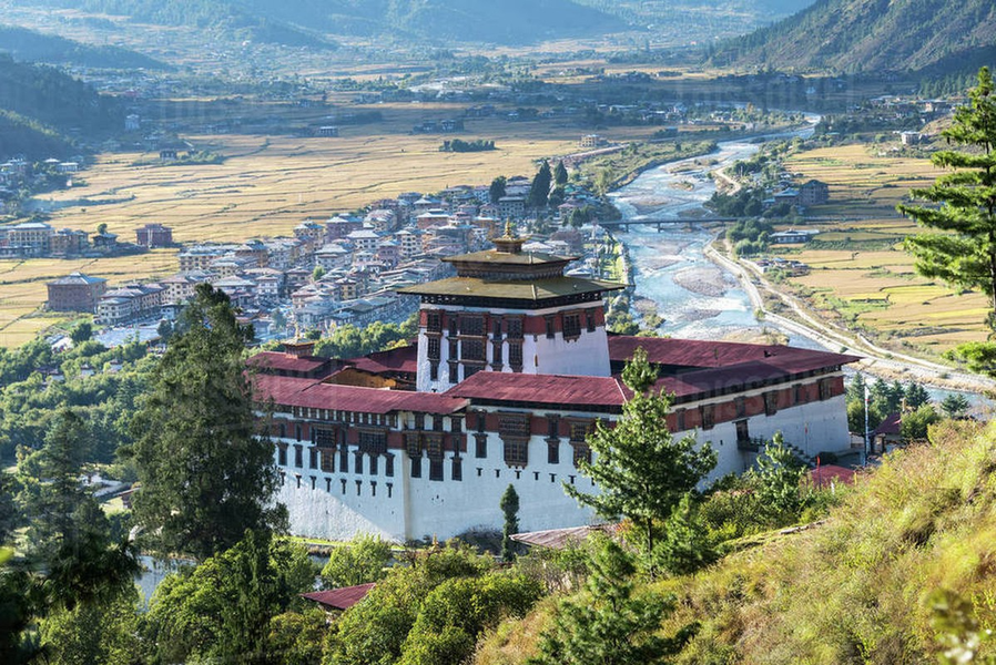Bhutan chú trọng đến vấn đề bảo tồn thiên nhiên và bảo vệ môi trường. Điều này được quy định rõ ràng trong Hiến pháp. Theo Hiến pháp của Bhutan, ít nhất 60% diện tích quốc gia này lúc nào cũng được các khu rừng bao phủ. Điều này giúp Bhutan trở thành quốc gia duy nhất trên thế giới có chỉ số carbon âm.