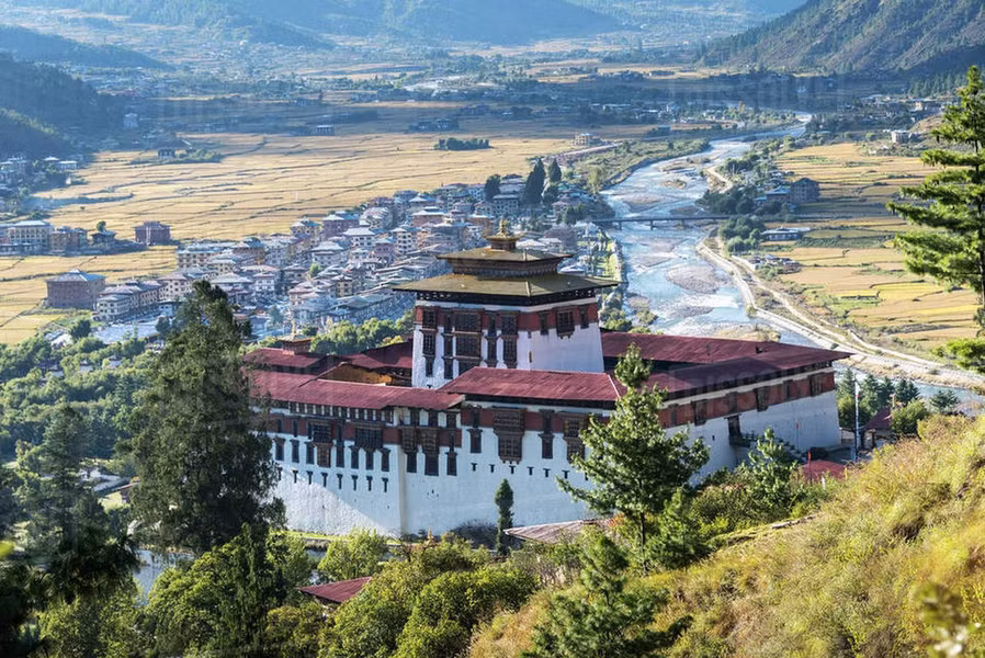 Bhutan chú trọng đến vấn đề bảo tồn thiên nhiên và bảo vệ môi trường. Điều này được quy định rõ ràng trong Hiến pháp. Theo Hiến pháp của Bhutan, ít nhất 60% diện tích quốc gia này lúc nào cũng được các khu rừng bao phủ. Điều này giúp Bhutan trở thành quốc gia duy nhất trên thế giới có chỉ số carbon âm.