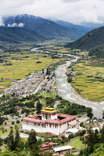 Bhutan có duy nhất một sân bay bay quốc tế. Sân bay này cũng có tên trong danh sách những sân bay nguy hiểm nhất thế giới. Chỉ 8 phi công kỳ cựu được phép hạ và cất cánh tại sân bay quốc tế này.