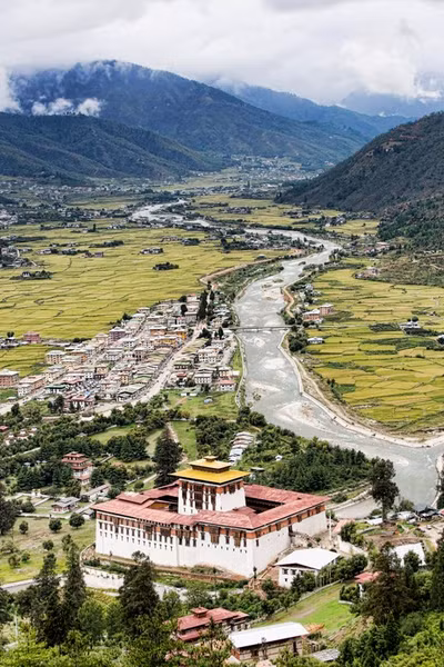 Bhutan có duy nhất một sân bay bay quốc tế. Sân bay này cũng có tên trong danh sách những sân bay nguy hiểm nhất thế giới. Chỉ 8 phi công kỳ cựu được phép hạ và cất cánh tại sân bay quốc tế này.