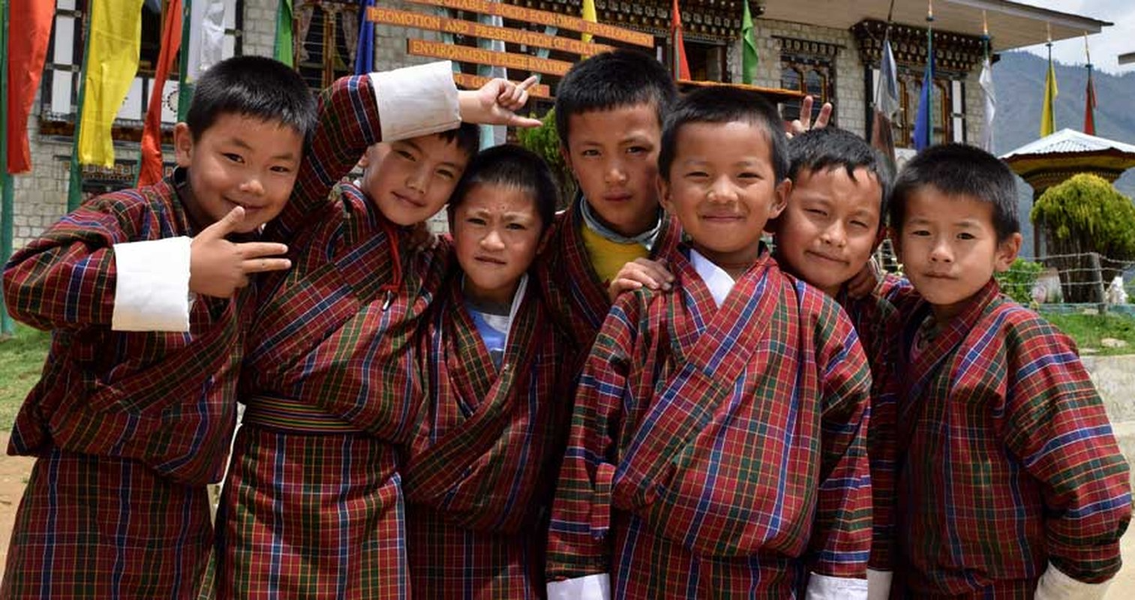 Bhutan khiến người dân ở nhiều nước trên thế giới ngưỡng mộ khi có Bộ Hạnh phúc chăm lo và quản lý cuộc sống của họ. Nhờ vậy, trẻ em đi học miễn phí và người dân đi khám bệnh ở bệnh viện không cần lo chi phí.