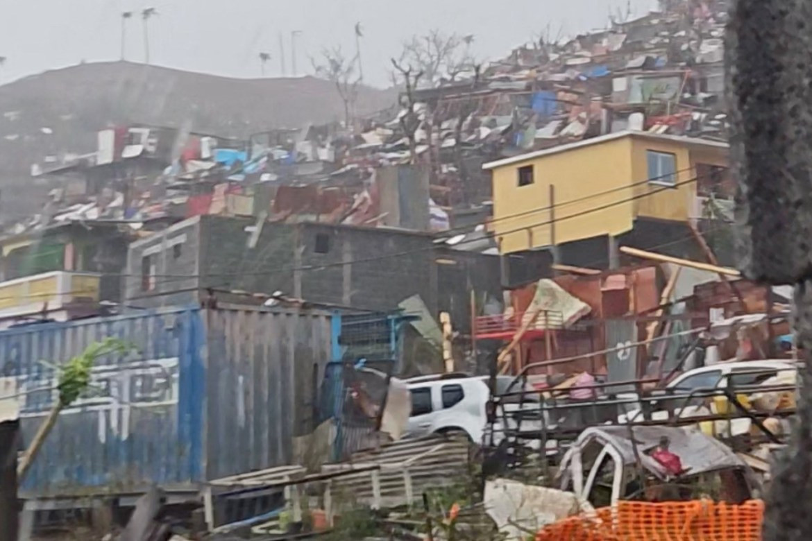 "Thực sự, những gì chúng ta đang trải qua là một thảm kịch, bạn cảm thấy như mình đang phải hứng chịu hậu quả của một cuộc chiến tranh hạt nhân. Tôi đã chứng kiến cả một khu phố bị "xóa sổ", Mohamed Ishmael, một cư dân tại thủ phủ Mamoudzou của Mayotte, kể lại với Reuters qua điện thoại.