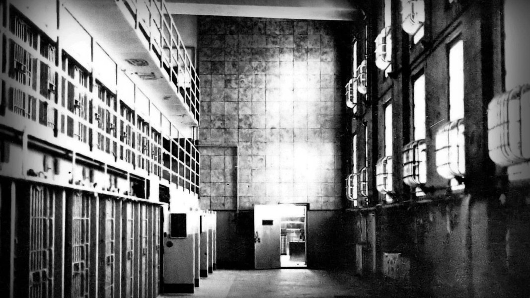 Khu D có biệt danh là “khu biệt giam”, được xem là nghiêm ngặt và khắc nghiệt nhất trong nhà tù Alcatraz