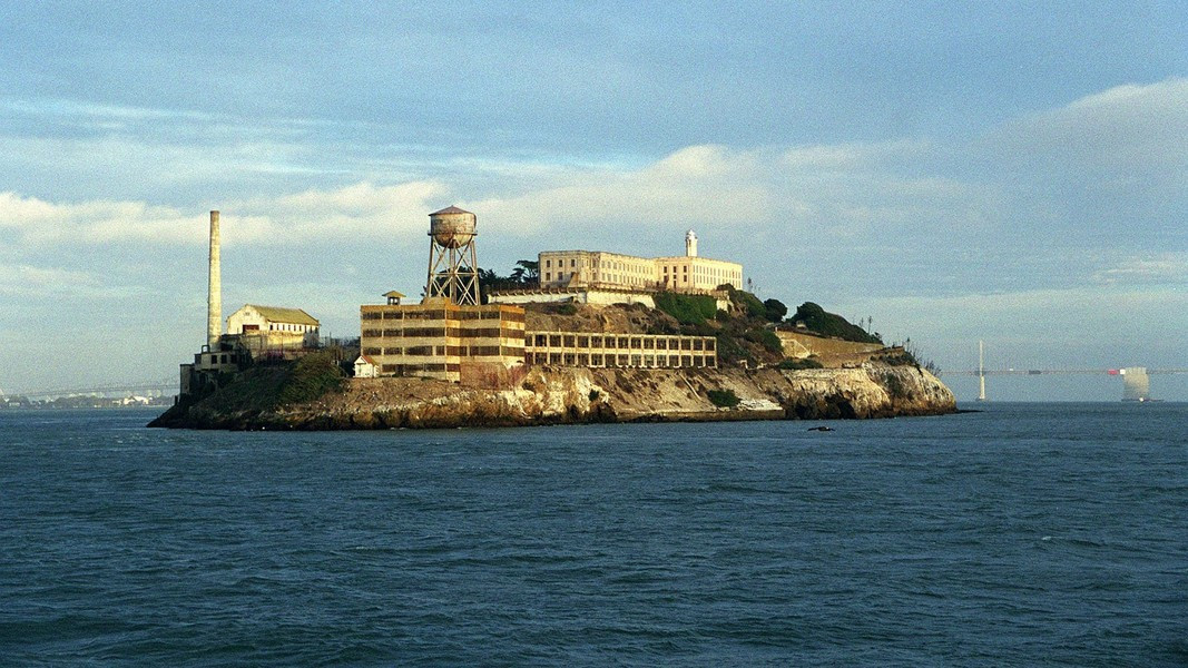 Cùng với song sắt, luật lệ nghiêm ngặt và các tháp canh được bố trí lính vũ trang dày đặc khiến nhà tù trở thành nỗi ám ảnh chết chóc cho tù nhân nào muốn đào tẩu