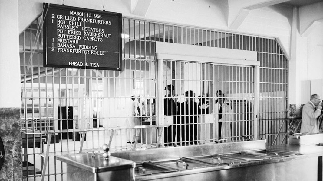 Một lý do khiến các tù nhân muốn được chuyển đến Alcatraz là thức ăn ngon và ăn bao nhiêu tùy ý