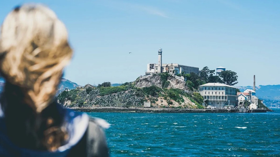 Các quyền bổ sung dành cho tù nhân có hành vi tốt, bao gồm đi đến thư viện, chơi bóng mềm hoặc bóng chày, đi nhà thờ, nghe đài, xem phim trong khán phòng và chơi cờ vua, cờ caro hoặc cờ domino