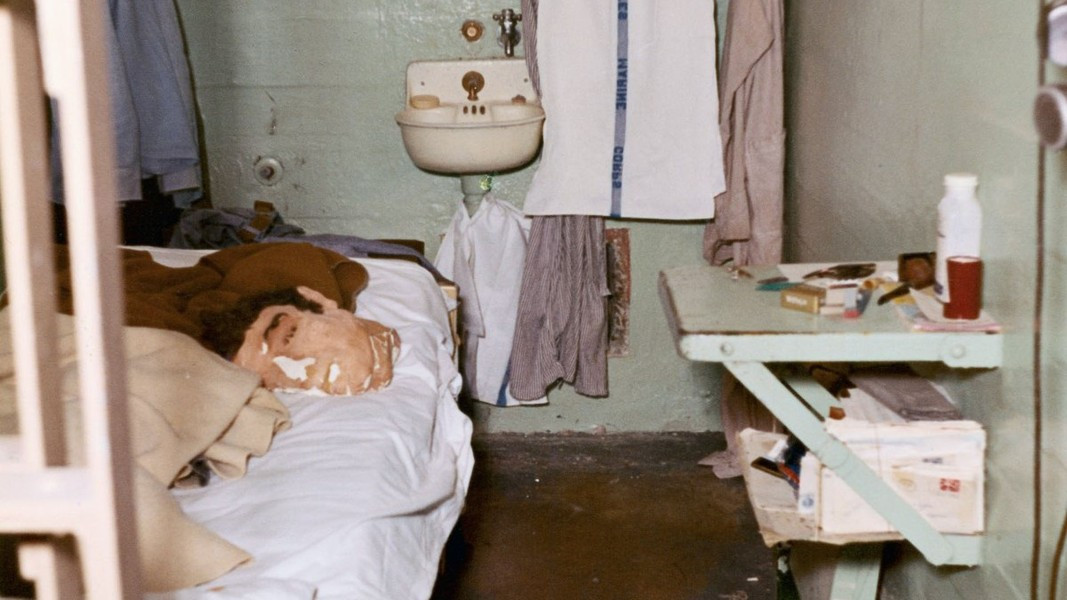 Alcatraz còn có biệt danh là "The Rock", xung quanh là nước có nhiệt độ khoảng 4-10 độ C