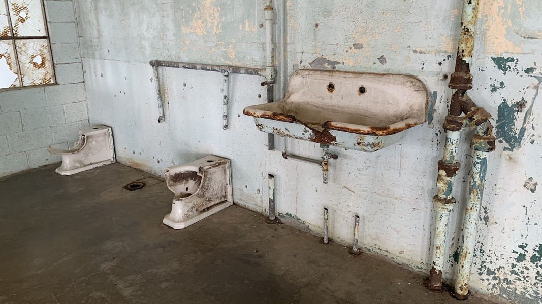 Alcatraz có 336 phòng giam dài 2,7 m, rộng 1,5 m và cao 2,1 m , mỗi phòng có cũi, chậu và nhà vệ sinh.