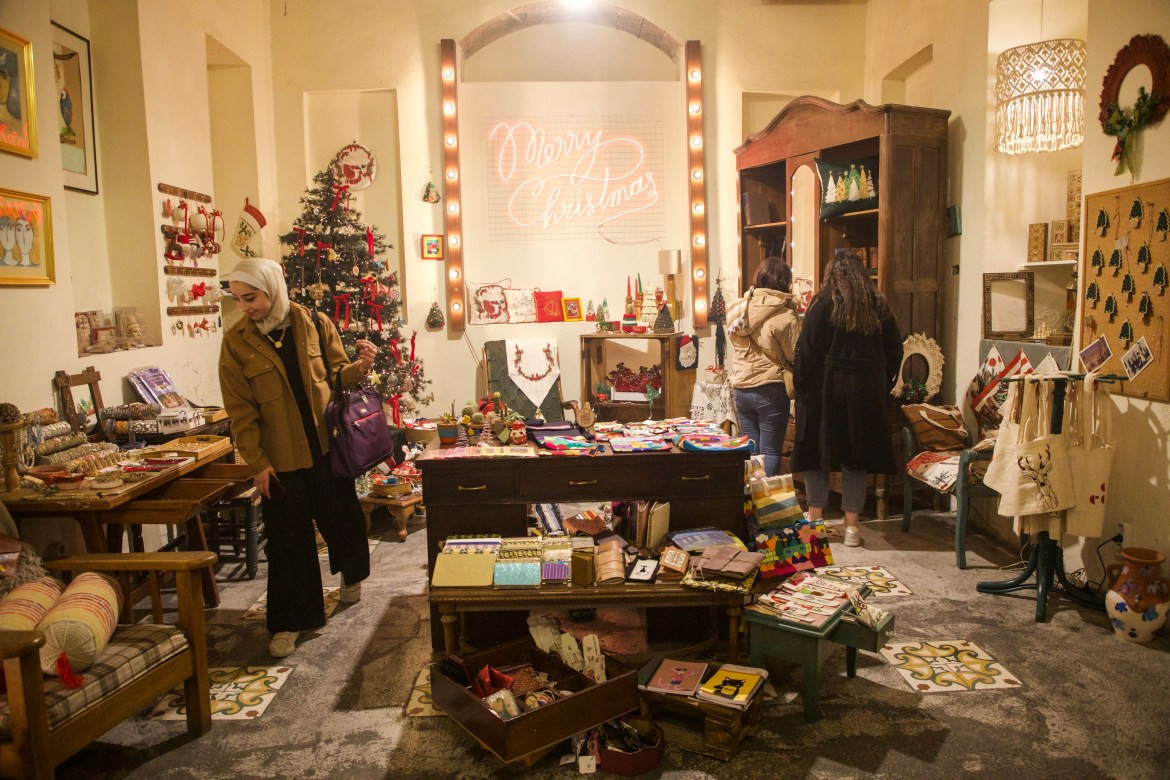 Từ cửa hàng của Olga, đi bộ bốn phút xuống phố Straight là đến phố Bab Touma rực rỡ ánh đèn. 