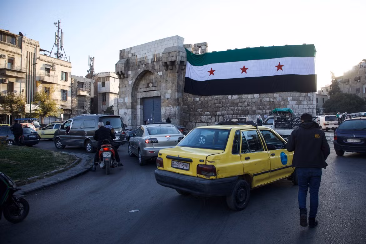 Những con hẻm quanh phố Straight nhộn nhịp, không khí như mùa xuân tràn ngập khi những người bán hàng sơn lại, phủi bụi trên kệ và treo lá cờ Syria tự do màu xanh lá cây, trắng và đen.