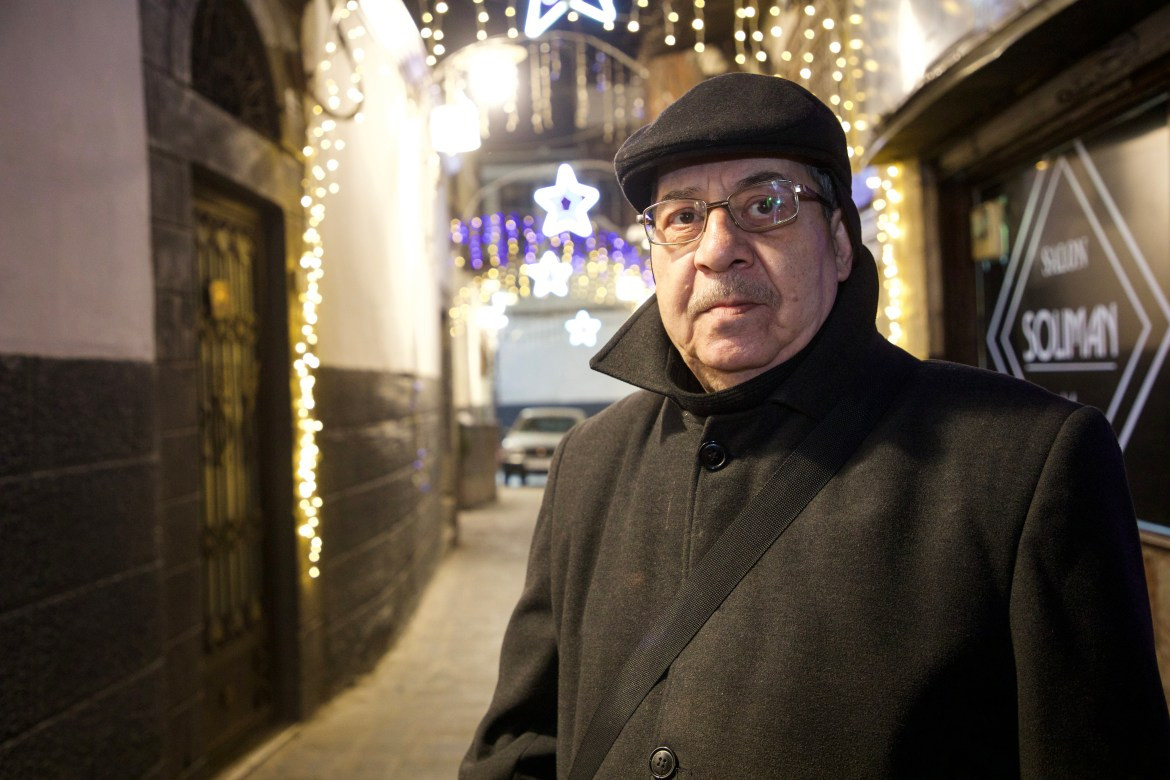 Akop Safarian, 72 tuổi, ngắm nhìn những ánh đèn khi đi dạo quanh khu phố của mình cùng hai người bạn. Ông mặc nhiều quần áo ấm để chống lại cái lạnh giá của đêm.