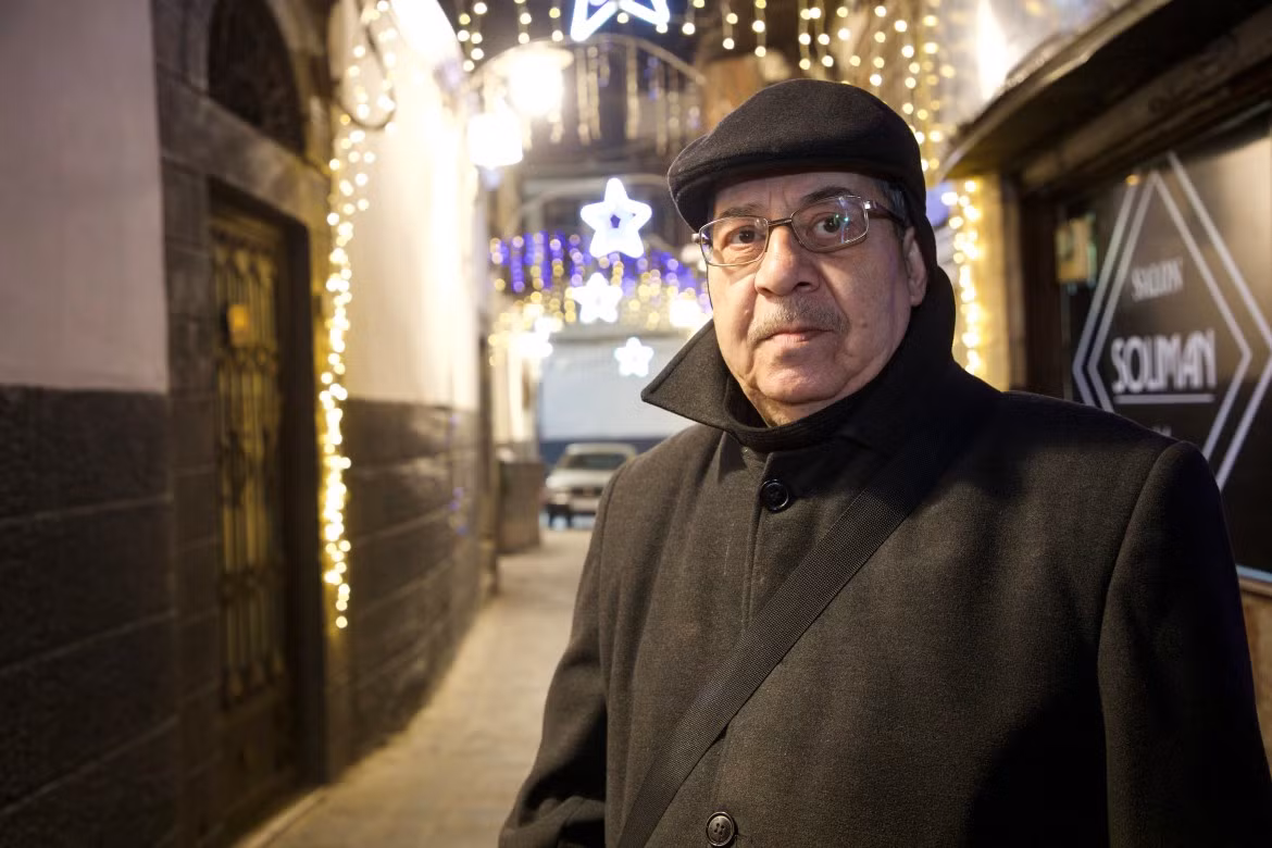 Akop Safarian, 72 tuổi, ngắm nhìn những ánh đèn khi đi dạo quanh khu phố của mình cùng hai người bạn. Ông mặc nhiều quần áo ấm để chống lại cái lạnh giá của đêm.