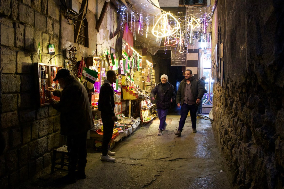  Mọi người đi dạo trong khu phố cổ.