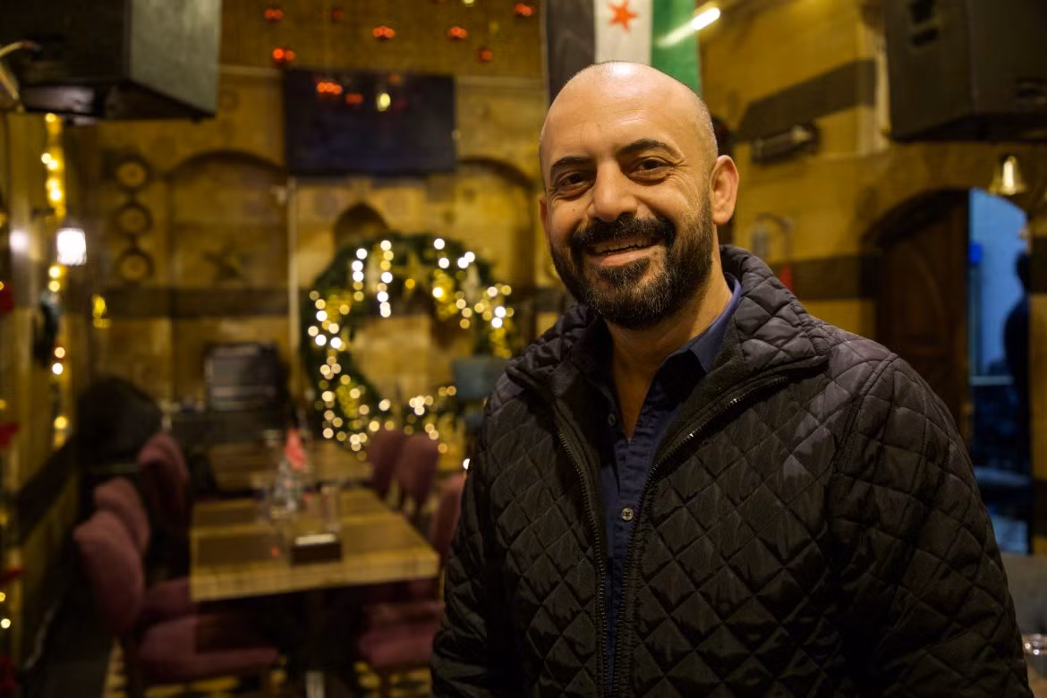 “Bên cạnh lễ mừng Giáng sinh, tôi thấy trên khuôn mặt mọi người những nụ cười mà trước đây tôi chưa từng thấy. Cá nhân tôi rất vui và cảm thấy lạc quan vào tương lai”, Rawad Diop, người đàn ông 42 tuổi, chia sẻ.