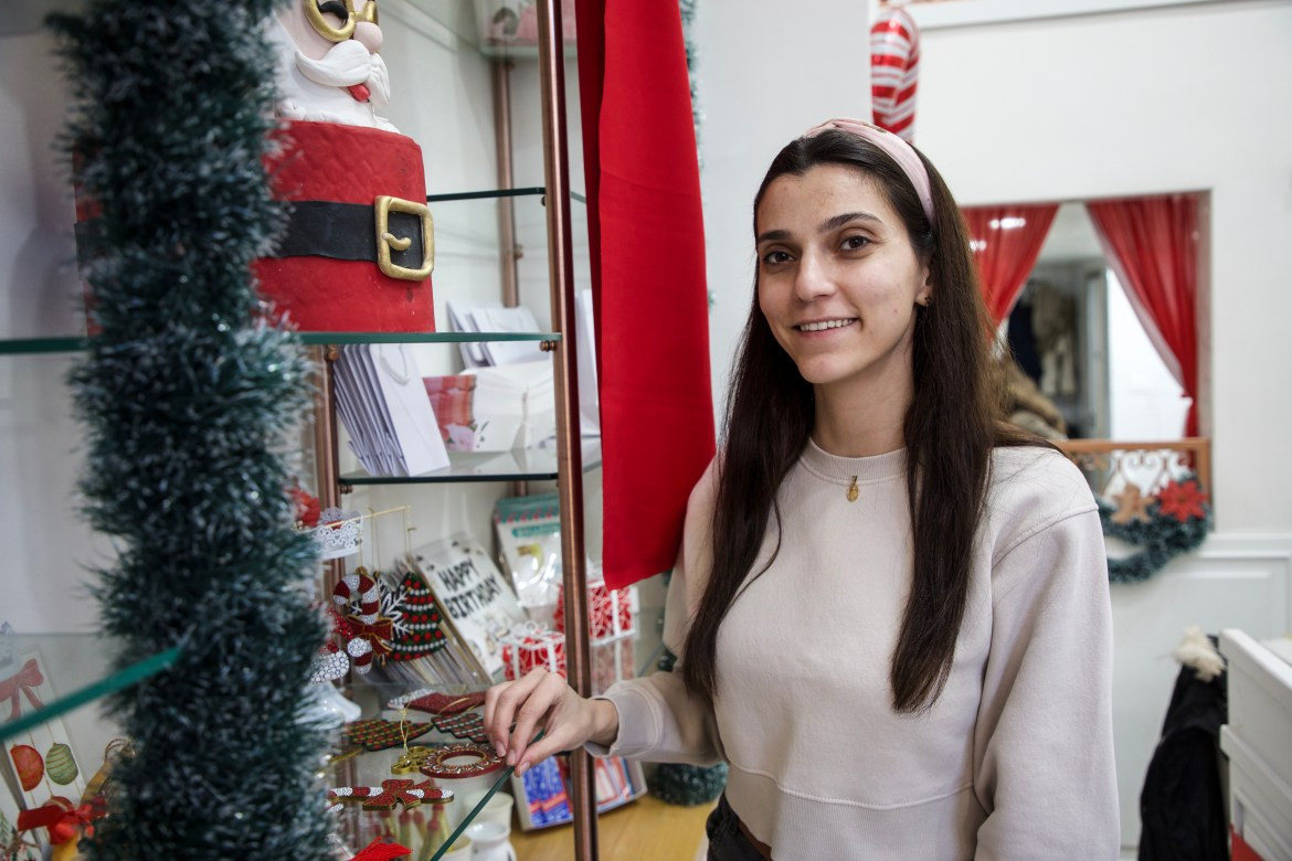 “Tôi hy vọng lễ hội sẽ trở lại với sự sôi động nhất trong những ngày tới”, Olga al-Muuti, 29 tuổi, nói khi đang chuẩn bị bộ dụng cụ trang trí bánh quy ở phòng sau của tiệm bánh mang tên mình.