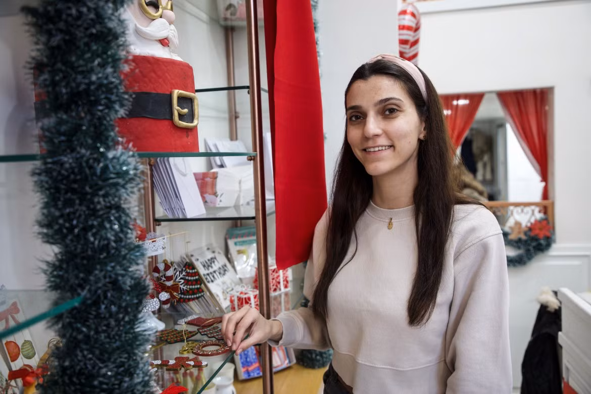 “Tôi hy vọng lễ hội sẽ trở lại với sự sôi động nhất trong những ngày tới”, Olga al-Muuti, 29 tuổi, nói khi đang chuẩn bị bộ dụng cụ trang trí bánh quy ở phòng sau của tiệm bánh mang tên mình.