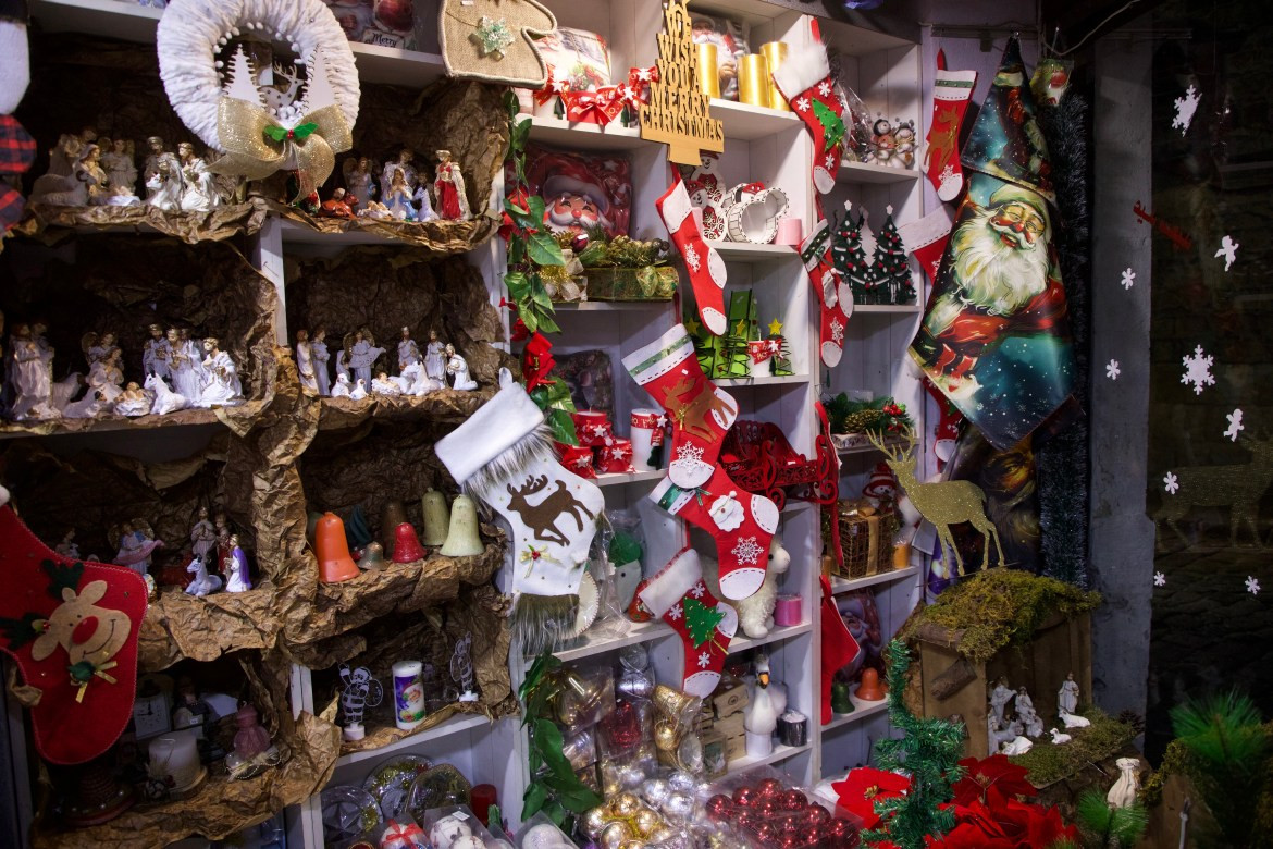 Các quán cà phê, nhà hàng, cửa hàng và nhà ở Bab Sharqi được trang hoàng với đèn và cây thông Noel.