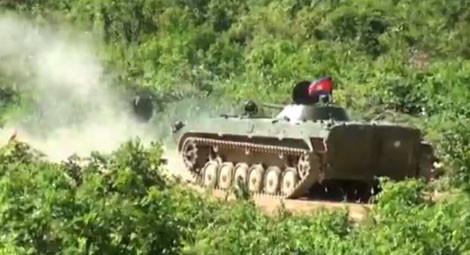 Xe chiến đấu bộ binh BMP-1 của Campuchia khai hỏa.