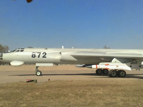 Tên lửa chống tàu siêu thanh YJ-12 lắp trên máy bay ném bom chiến lược H-6.