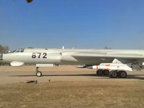 Tên lửa chống tàu siêu thanh YJ-12 lắp trên máy bay ném bom chiến lược H-6.