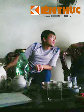 Trưởng thôn Lộng Khê, ông Hoàng Trung Thông trao đổi với PV Kiến Thức.