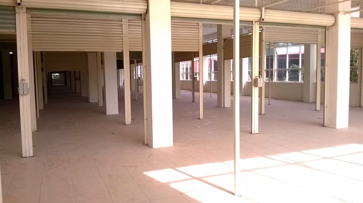 Trải qua thời gian, siêu thị khang trang đã có một số hạng mục xuống cấp. Qua cửa kính phủ bụi, đôi thang máy cuộn nằm im lìm như chết.